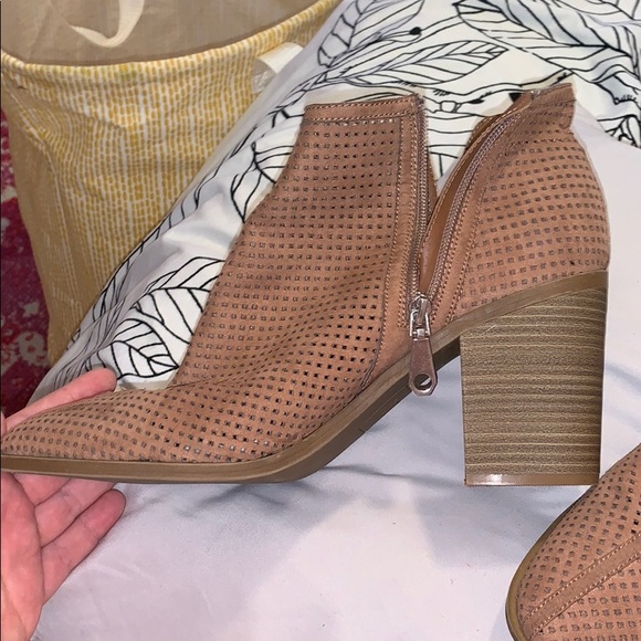 Boots - Picture 3 of 8